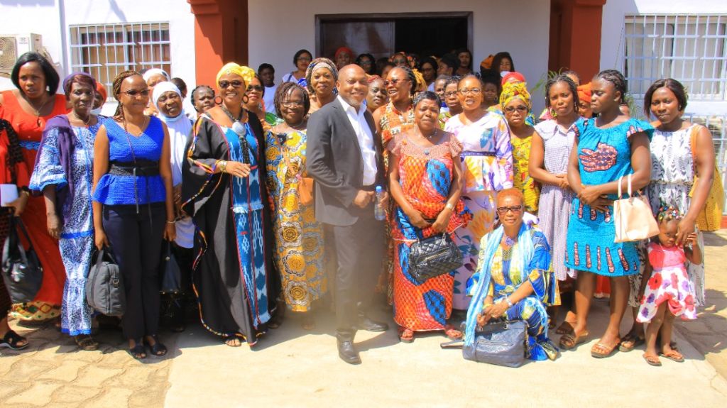 Photo de famille du lancement de la caravane 100 000 Femmes Entrepreneures à Bouaké 2021