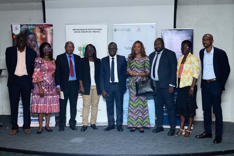 photo de famille hommes et femme noirs debout