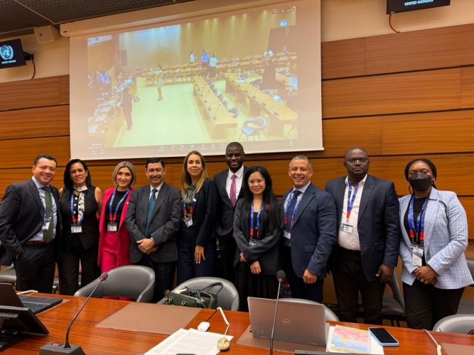 photo de famille hommes et femmes debout devant une table de conférence