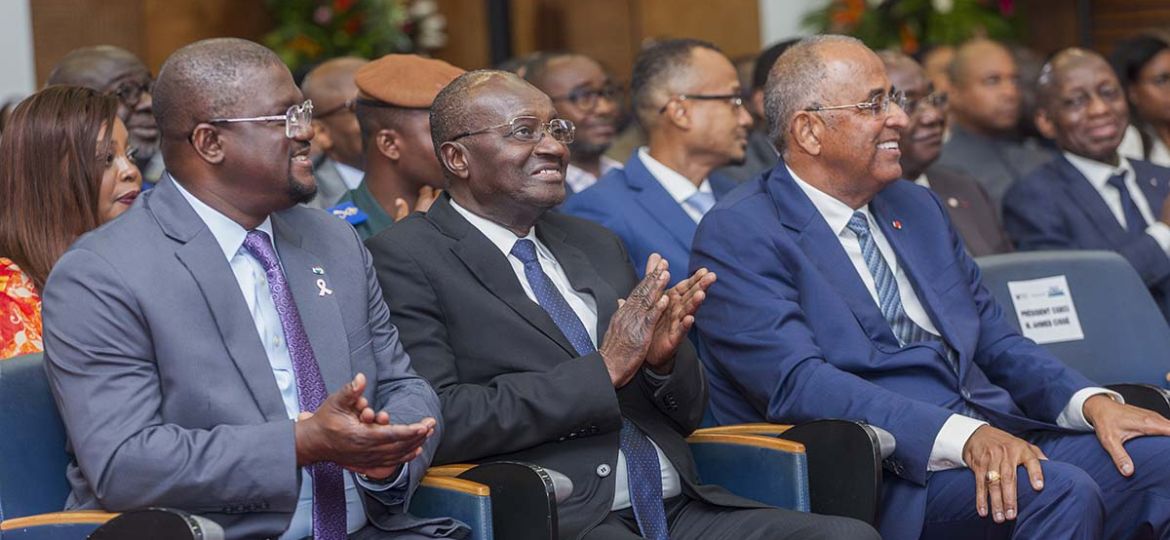 homme assis, contents