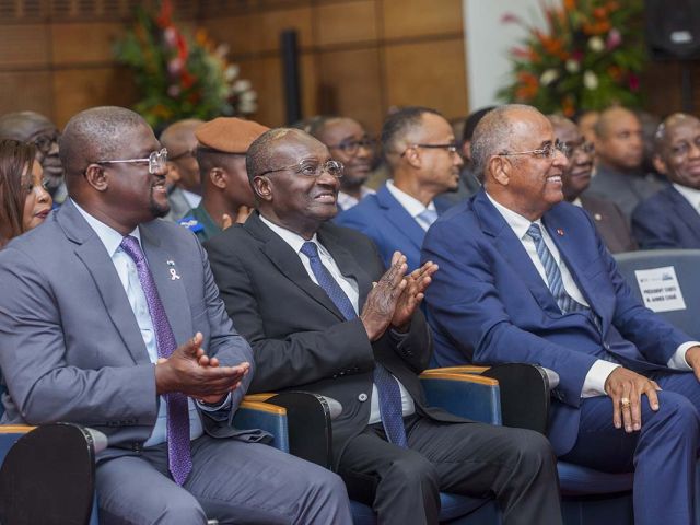 homme assis, contents